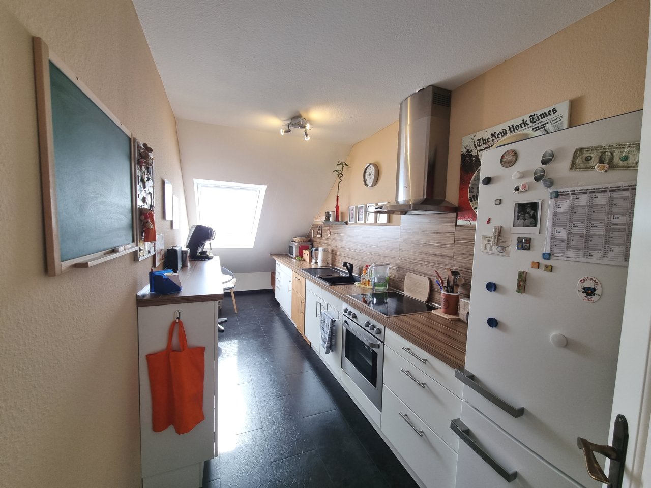 Moderne 2 Zimmer-Dachgeschoßwohnung mit großer Loggia in gefragter Wohnlage von Hanau-Großauheim!