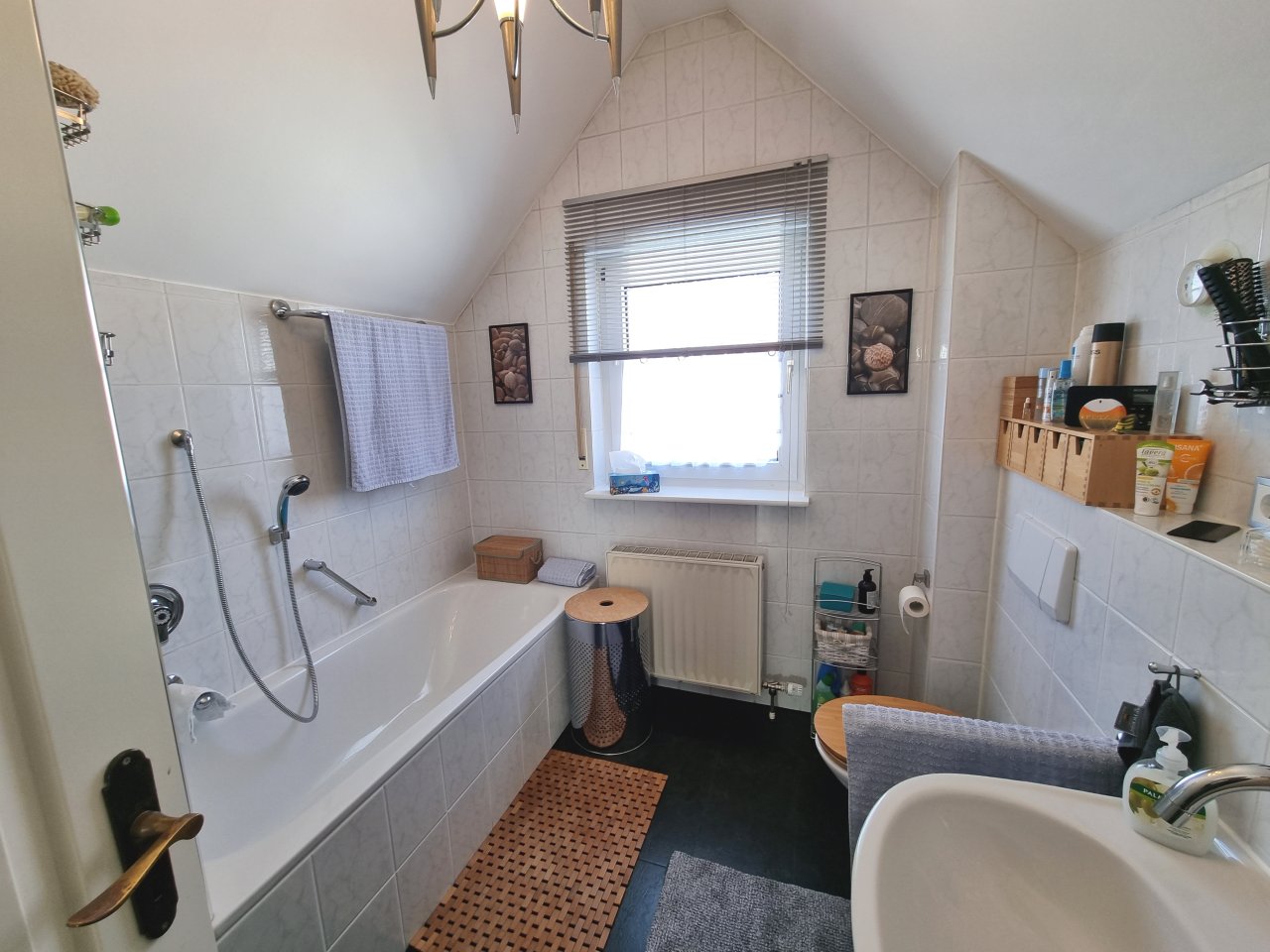 Moderne 2 Zimmer-Dachgeschoßwohnung mit großer Loggia in gefragter Wohnlage von Hanau-Großauheim!