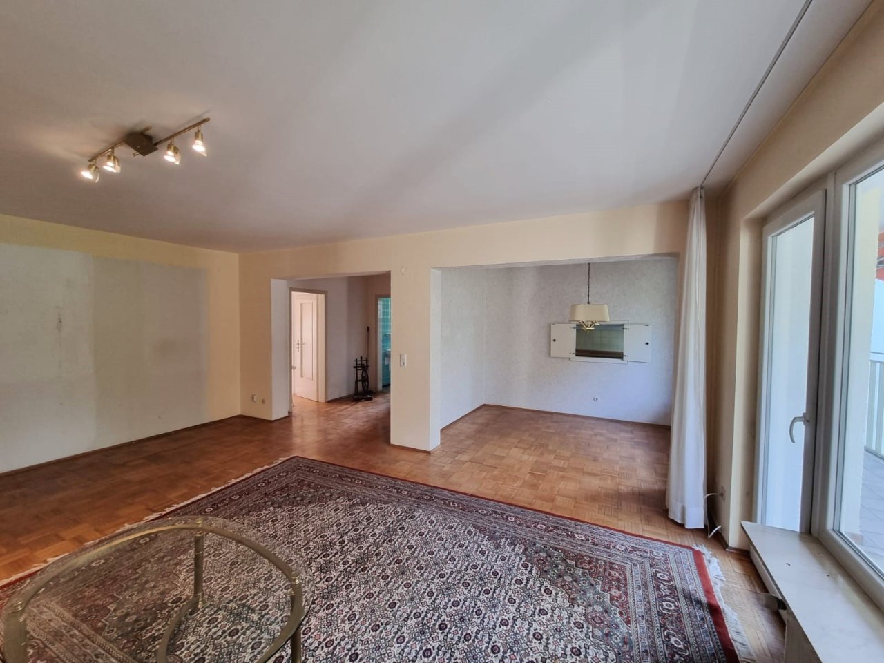 Neu-Isenburg! Großzügige 3 Zimmerwohnung mit Balkon und Blick in den Park!